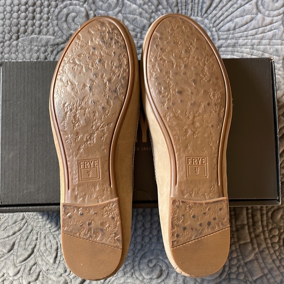 Frye Women’s Leather Carrie Ballet Size 9.5M. Color: Ash - Picture 6 of 9